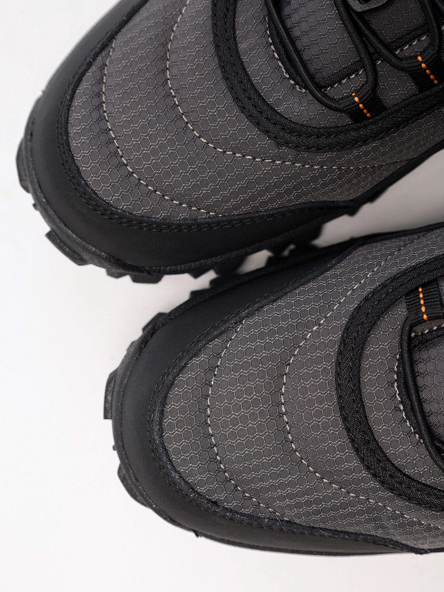 Кроссовки серого цвета текстильные на рельефной подошве